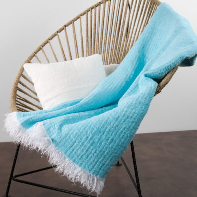 Plaid aus Reinleinen, himmelblau / schneeweiß, Fischgratbindung.