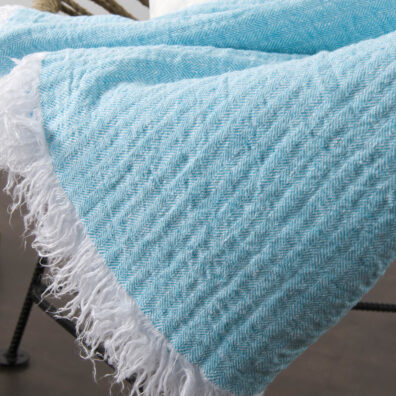 Himmelblaues Leinen-Plaid mit schneeweißen Fransen.