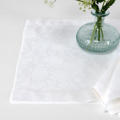 FLORA Halbleinen-Tischset schneeweiß mit eingewebtem floralem Motiv