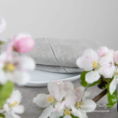 Serviette aus naturgrau-weißem Ajour-Reinleinen