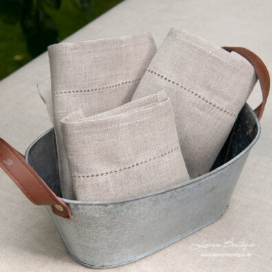 Serviette aus naturgrauem Reinleinen, mit Hohlsaum verschönert
