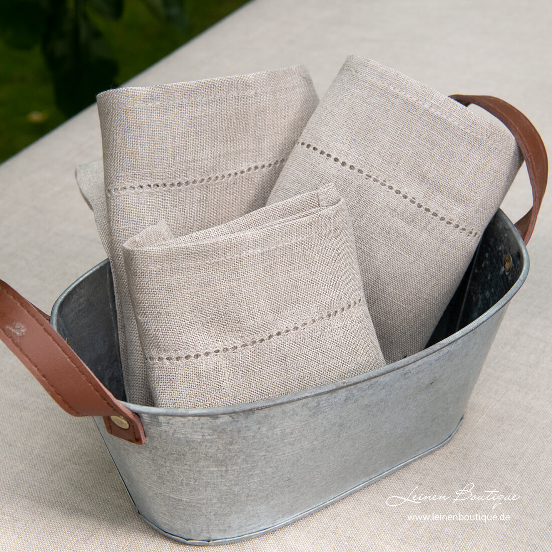 Serviette aus naturgrauem Reinleinen, mit Hohlsaum verschönert