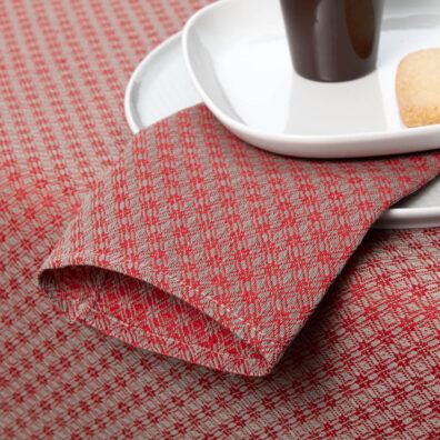 Rote Leinenserviette mit Diamantmuster und kleinen Blümchen