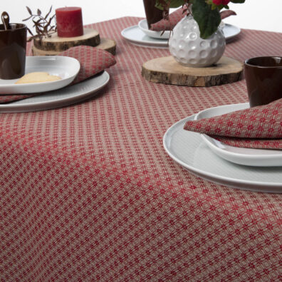 Halbleinen-Tischdecke mit Rauten in Rot und Grau.