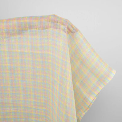 Transparenter, leichter, dünner Leinenstoff in hellen Karos