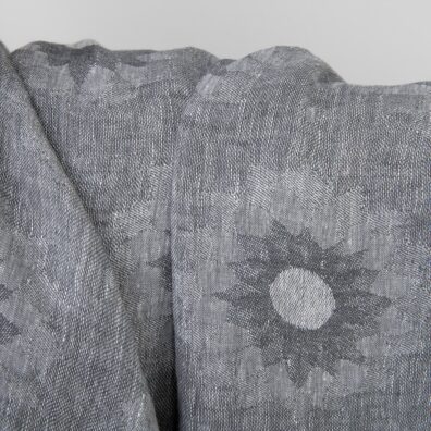 Grauer Leinenstoff mit Blumen vorgewaschen zum Nähen von Kleidung und Heimtextilien geeignet