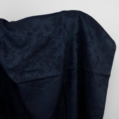 Dunkelblauer Jacquard-Stoff mit Blumen