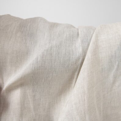 Hellgrauer Leinenstoff zum Nähen von Kleidung und Heimtextilien geeignet