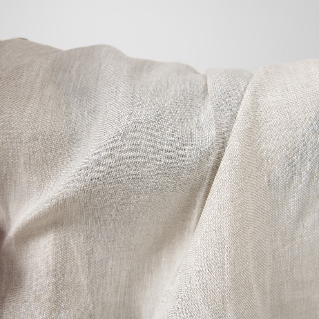 Hellgrauer Leinenstoff zum Nähen von Kleidung und Heimtextilien geeignet