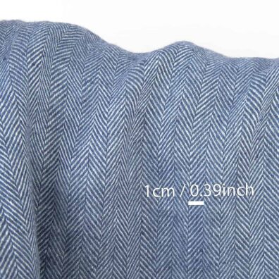 Leinenstoff blau-weiß in Fischgratbindung gewebt, gewaschen