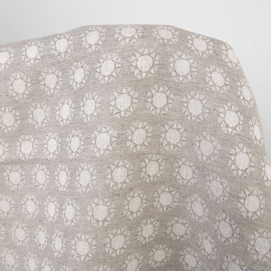 Hellgraues Jacquard-Halbleinen mit Sonnenmuster zum Nähen von Kleidung und Heimtextilien geeignet