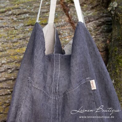Dunkelgraue Seite der reversiblen Leinentasche.
