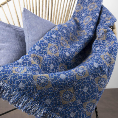 Weiches Leinen-Baumwollplaid blau mit gelben Blumen, mit Fransen