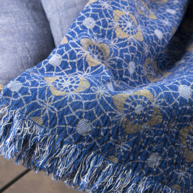 Weiches Leinen-Baumwollplaid blau mit gelben Blumen