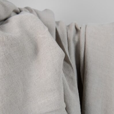 Naturgrauer breiter Leinenstoff, vorgewaschen, weich, geschmeidig