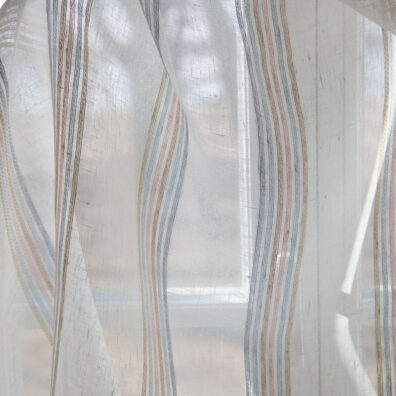 Milchweißer transparenter Leinenstoff mit bunten Streifen.