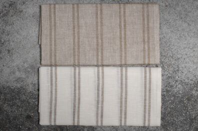 Zwei gestreifte Leinen-Küchentücher.