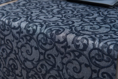 Jacquard Leinen-Baumwoll-Tischläufer mit dunkelblauem Muster, silberglänzend.