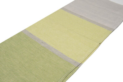 Dreifarbiges Küchentuch: hellgrau, grüngelb, hellgrün.