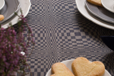 Halbleinentischdecke, grau-dunkelblau kariert.