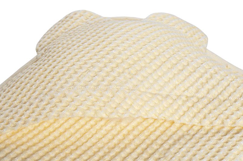 Baby-Badetuch aus hellgelbem Halbleinen mit Waffelpikee.