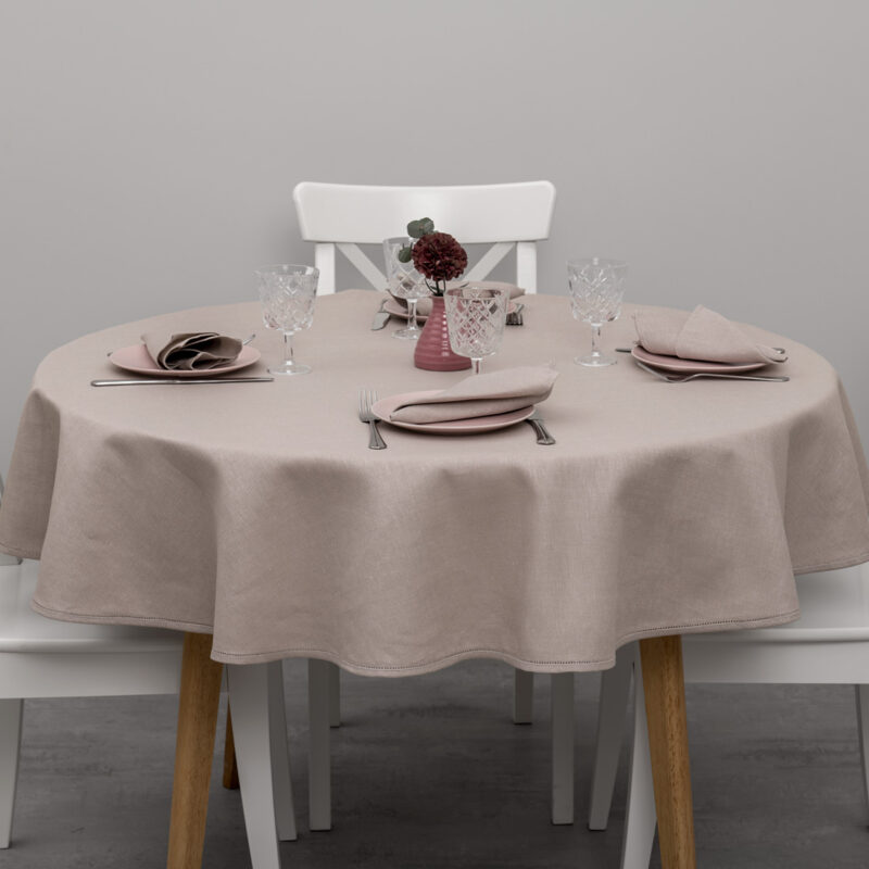 Runde ovale altrosa Tischdecke mit Hohlsaum.