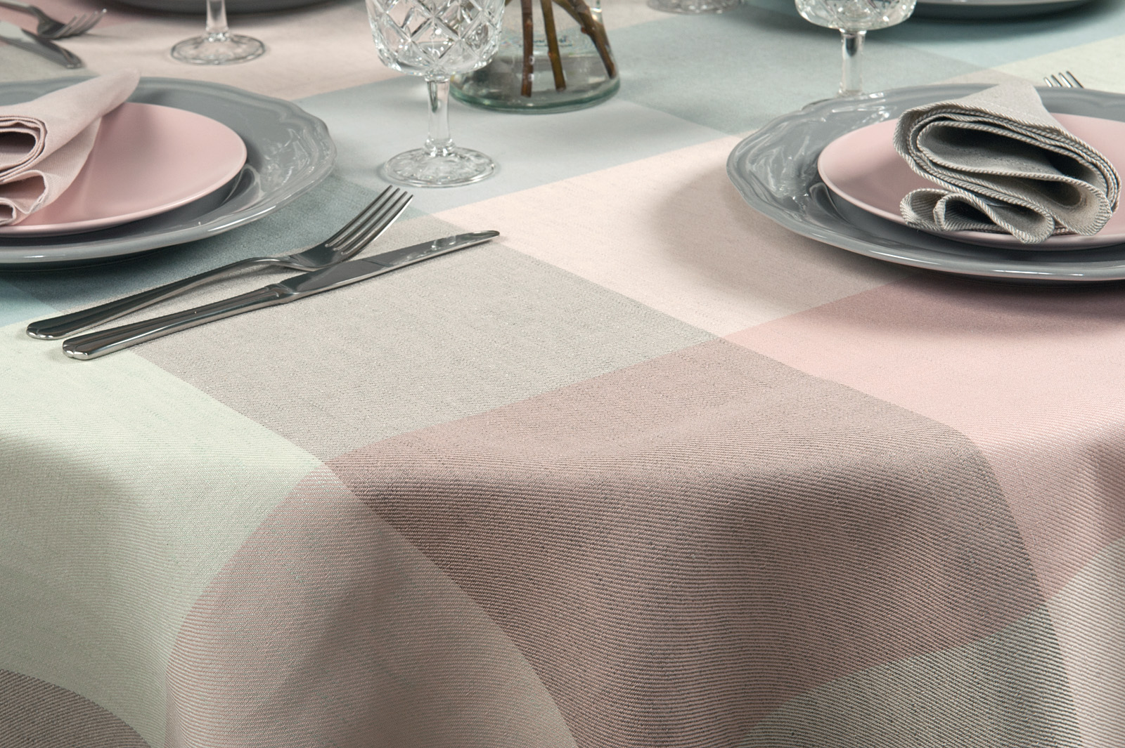 Runde (ovale) Halbleinentischdecke mit großen Karos in Rosa, Grünlich und Hellgrau.