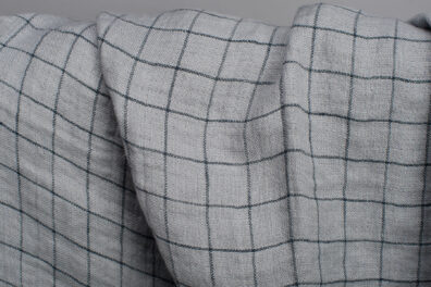 Grau karierter Leinenstoff. Karos 3x3cm groß.