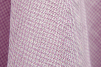 Leinenstoff klein lila und weiß kariert.