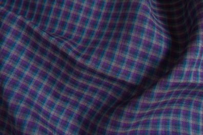 Leinenstoff violett kariert.