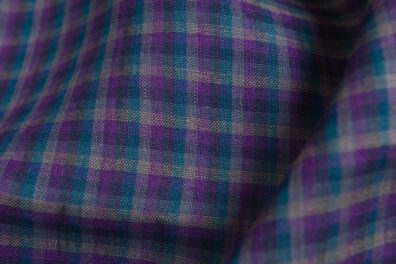 Leinenstoff, violett, hellbraun, dunkeltürkis kariert.