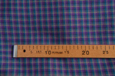 Leinenstoff, violett / lila kariert.