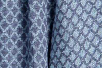 Blauer Leinenstoff mit Diamantmuster, gewaschen, beidseitig.