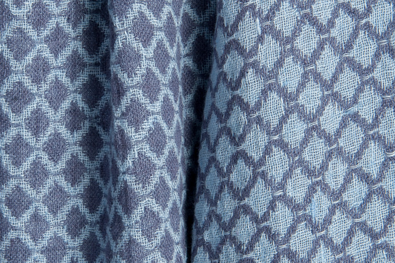 Blauer Leinenstoff mit Diamantmuster, gewaschen, beidseitig.