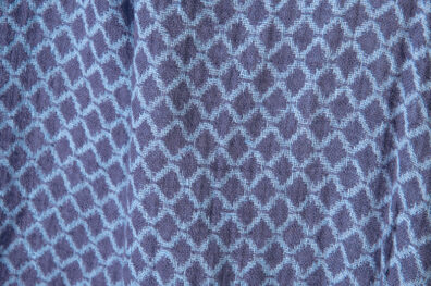 Leinenstoff blau und dunkelviolett, Diamantmuster.