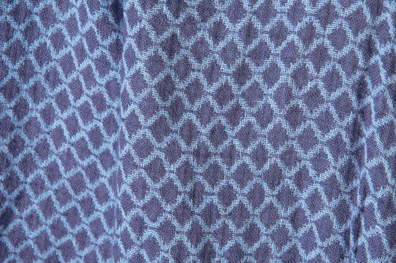 Leinenstoff blau und dunkelviolett, Diamantmuster.