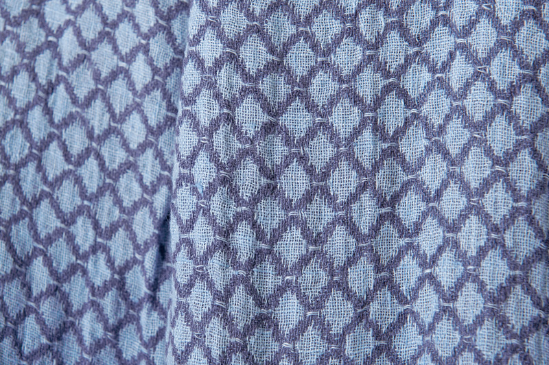 Leinenstoff blau/ dunkelviolett, vorgewaschen.