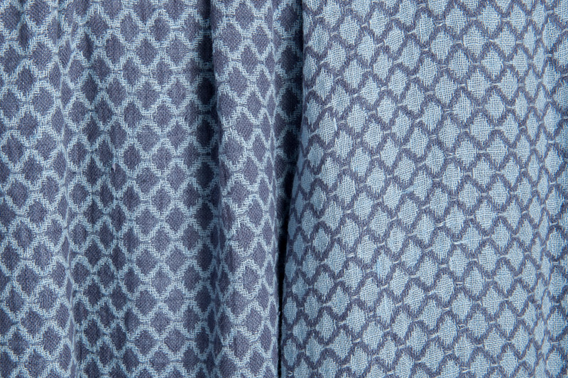 Blauer Leinenstoff mit Diamantmuster gewaschen beidseitig.