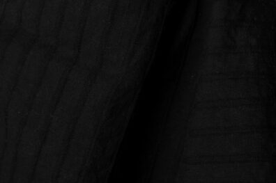 Halbleinen schwarz gestreift vorgewaschen.