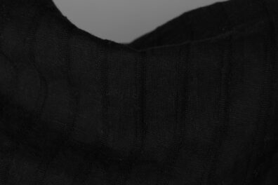 Leinen-Baumwollstoff mit vertikalen Streifen, schwarz, vorgewaschen.