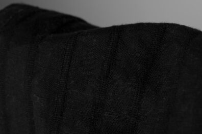 Halbleinen schwarz mit höheren vertikalen Streifen.