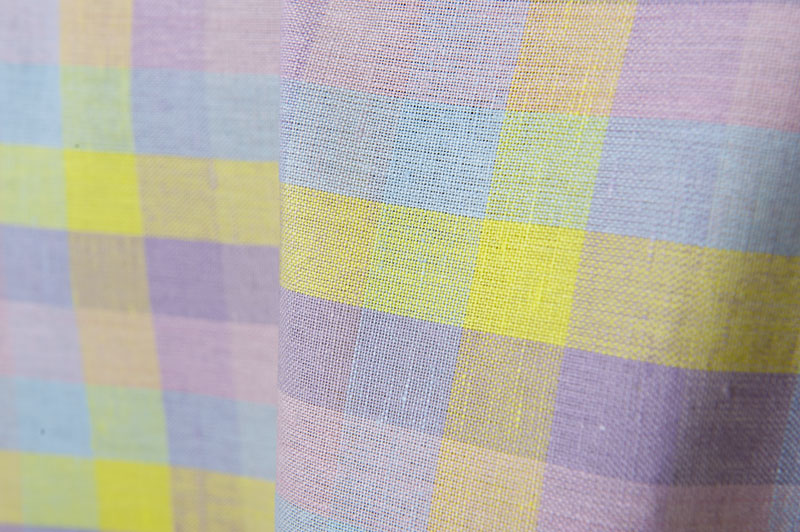 Bunt kariertes Halbleinen für Tischwäsche, Gardinen.