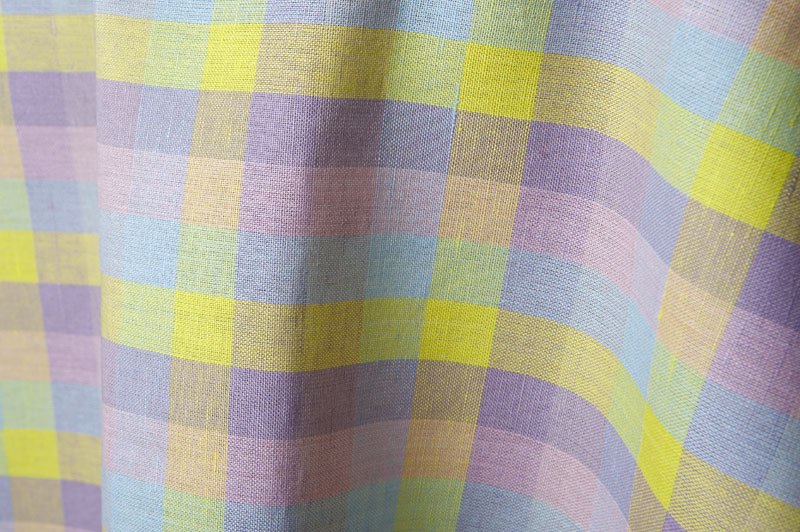 Bunt kariertes Halbleinen.