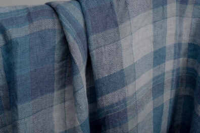 Weicher Leinenstoff in blauem und grauem Karo.