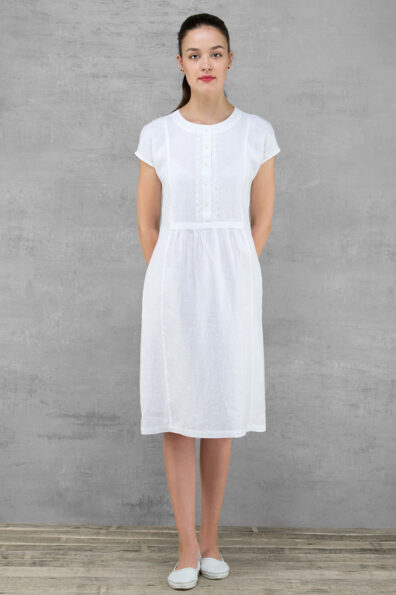 Schneeweißes Leinenkleid.