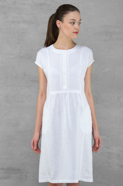 Knieumspielandes schneeweißes Leinenkleid.
