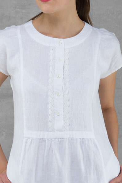Schneeweißes Leinenkleid mit Spitze entlang der Knopfleiste.