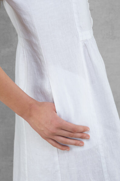 Schneeweißes Leinenkleid mit Taschen.