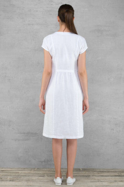 Weißes Leinenkleid mit kurzen Ärmeln und Raffung vorne, hinten.