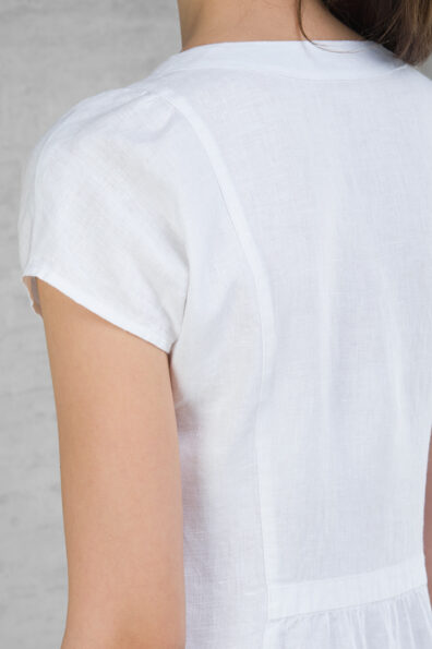 Kleid aus weißem vorgewaschenem Reinleinen.